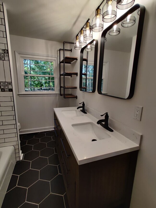 Building Photo - Renovated 3 Bedroom Home in Oakdale