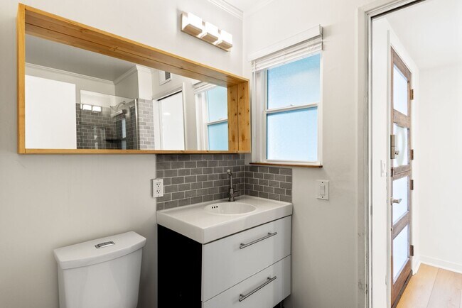 Building Photo - Charming Cardiff-by-the-Sea Cottage - Spacious, Great Neighborhood