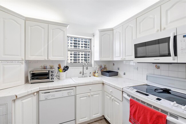 Building Photo - 5555 Collins Ave