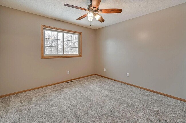 Building Photo - Spacious 4-Bed 4-Bath Home in Buffalo - Available 7/1!
