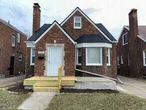 Building Photo - Three Bedroom Bungalow Ready for You