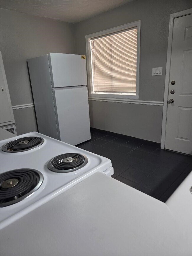 Building Photo - 2000 Bahama Dr