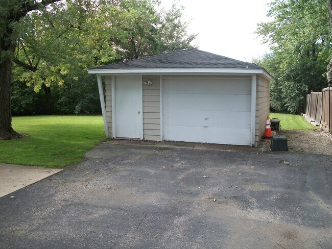 Building Photo - 438 Cherry Ln