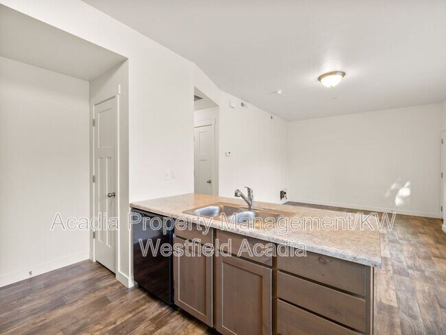 Building Photo - 656 W Meadow Dr