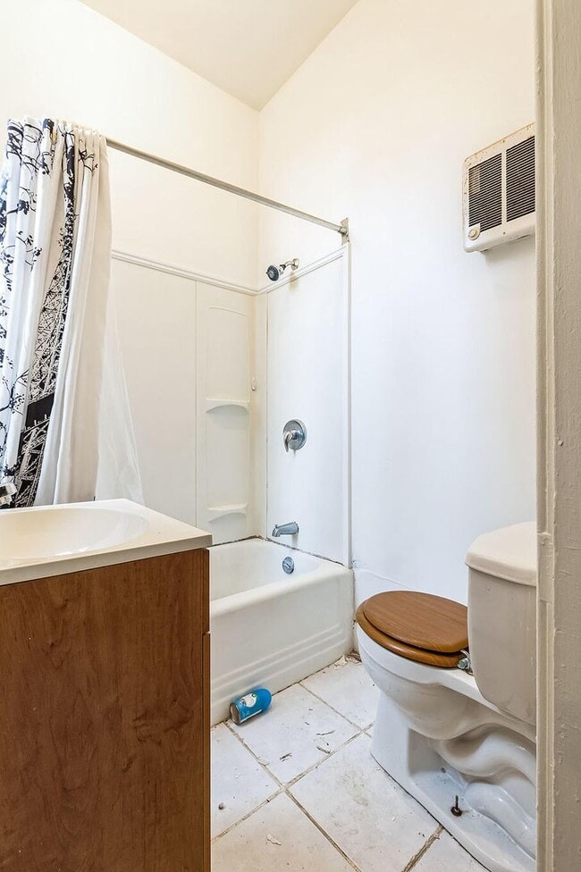 Building Photo - 443 N 10th St