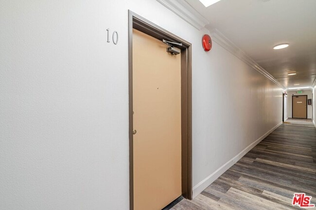 Building Photo - 10900 Blix St