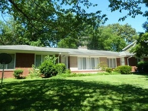 Building Photo - Walk to Campus! Incredible location, amazi...