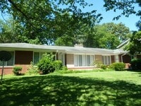 Building Photo - Walk to Campus! Incredible location, amazi...