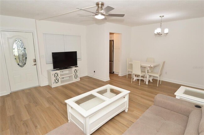 Building Photo - 4700 Cove Cir