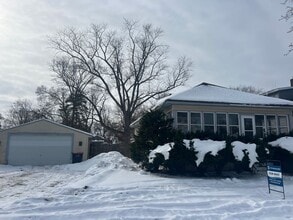 Building Photo - Lovely 2 Bedroom Southside Holland