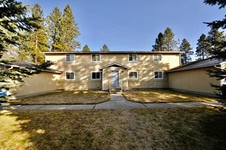 Building Photo - 2 bed 1 bath apartment (4plex building)