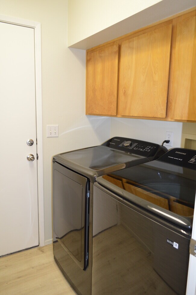 Building Photo - 1950 NE Derek Dr