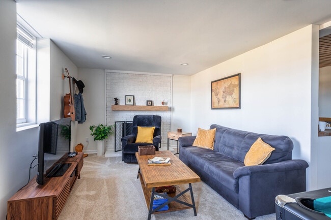 Building Photo - 2158 Brookview Dr