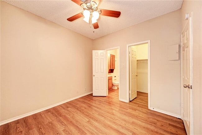 Building Photo - 914 W 26th St