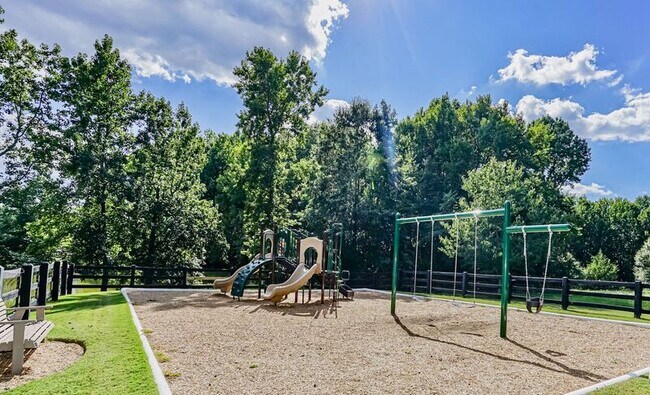 Building Photo - 100 Little Pond Dr