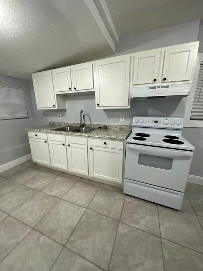 Building Photo - Fully Renovated 3/1 Single Family House Available for Immediate Rent!