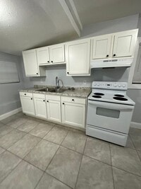 Building Photo - Fully Renovated 3/1 Single Family House Available for Immediate Rent!