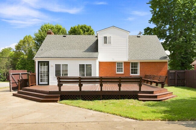 Building Photo - 912 Beechwood Rd