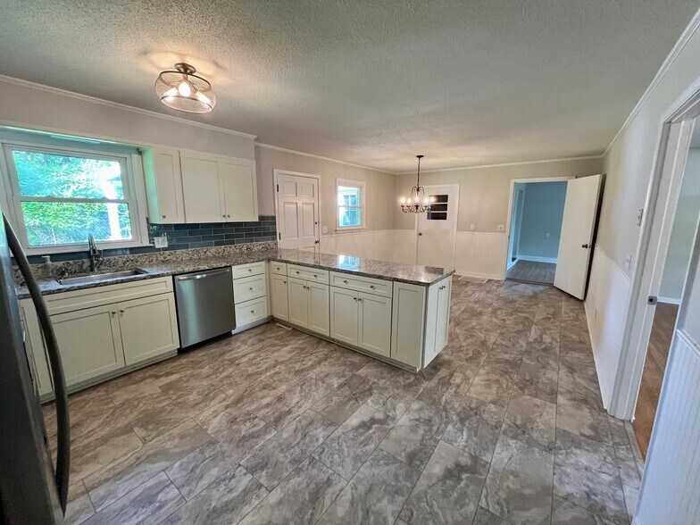 Building Photo - 2707 Granbrook Dr