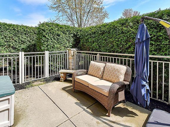 Building Photo - "Spacious 2-Bedroom Condo with Elegant Har...