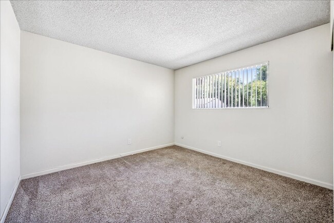 Building Photo - 8828 La Riviera Dr