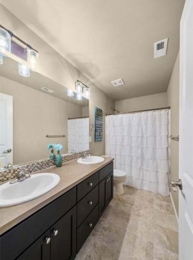 Building Photo - Teheleh Welcomes You Home to This 5 Bed Be...