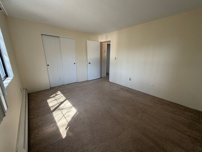 Building Photo - Bright 2BR Condo with Balcony, Pool & Heat Included – Prime Commuter Location