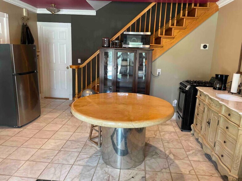 Building Photo - 176 Schools Dr