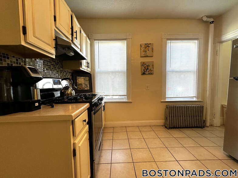 Building Photo - 32 Kingsdale St