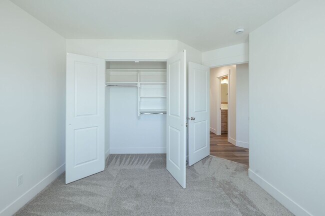Building Photo - 5 BED 3 BATH HOME IN IDAHO FALLS WITH 2 STALL GARAGE, AC, FENCED YARD