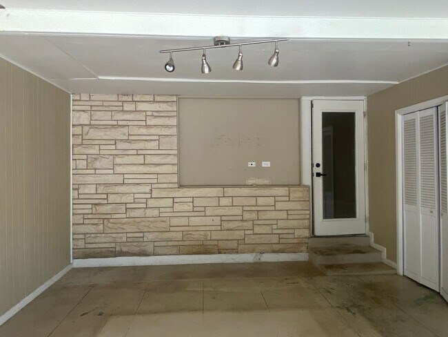 Building Photo - 4 BEDROOM WITH POOL