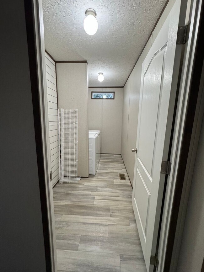Building Photo - Newer Mobile Home in Country Setting