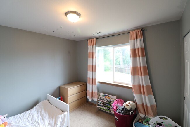 Building Photo - 4 Bed 2.5 Bath - Fully Fenced - Pet Friend...