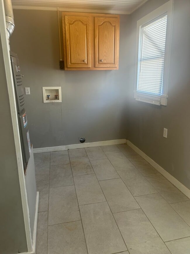 Building Photo - 1009 W 47th St