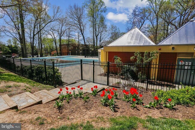 Building Photo - 3356 Woodburn Rd