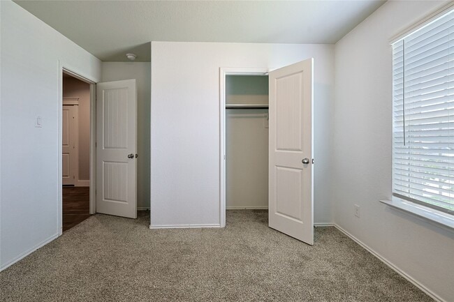 Building Photo - 707 Acacia Park Ln