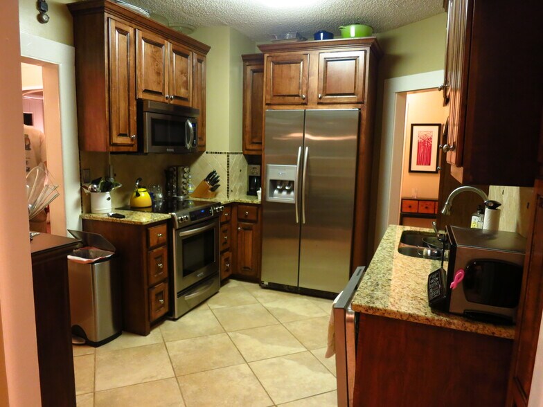 Kitchen - 215 W Linwood Dr