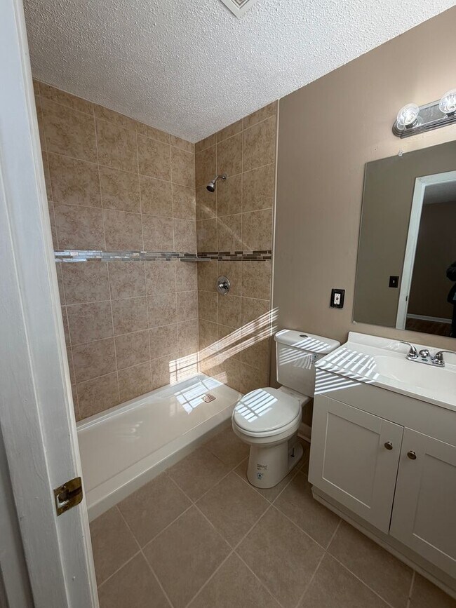 Building Photo - 1,640 Sq Ft | 4 Bed | 2 Bath