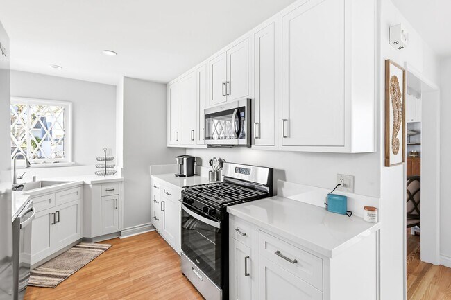 Building Photo - Furnished Balboa Peninsula Point Cottage Home | Available November 1st – April 30th