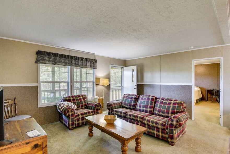 Building Photo - 499 Woods Ln