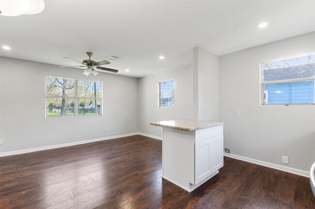 Building Photo - 986 Dewalt St