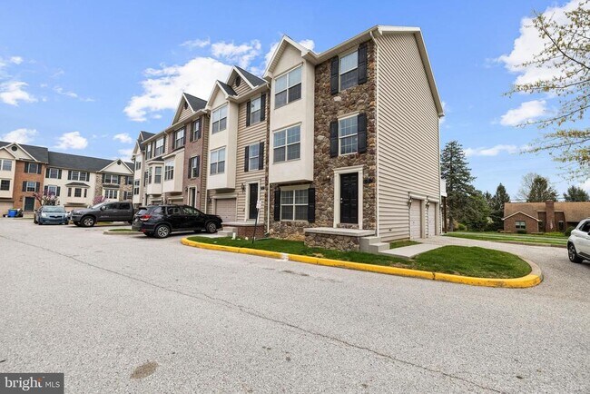 Building Photo - 10 Shady Tree Ct