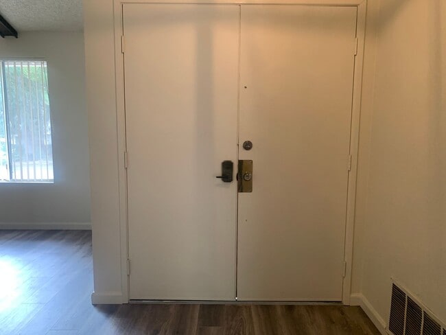 Building Photo - Large one story 4 bedroom home in Orangevale