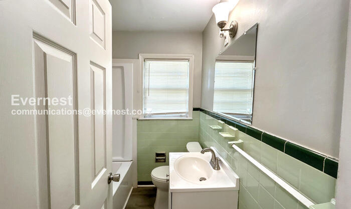 Building Photo - 1964 Laurel Ln