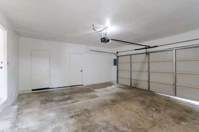 Building Photo - 3761 High Vista Dr