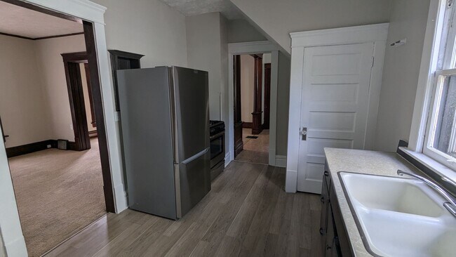 Building Photo - Spacious 5-bedroom, 1-bath home offers flexible living across multiple levels in Akron