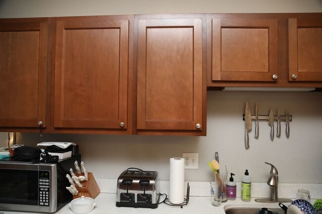 Building Photo - 3 Bedroom with Laundry and Off Street Park...