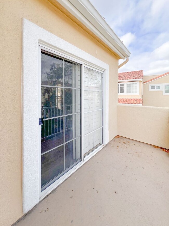 Building Photo - Tustin 2 Bed 2 Bath Home - Wood Floors - C...