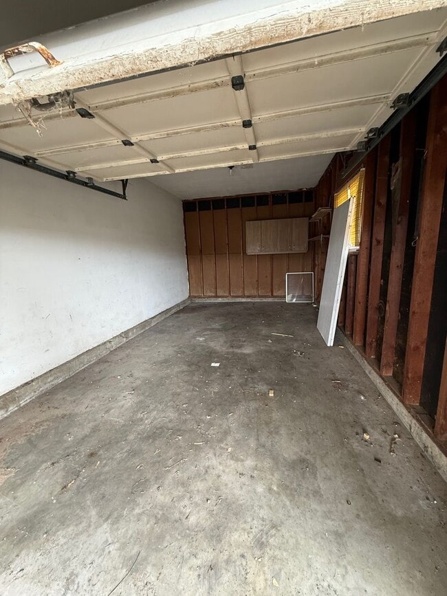 Building Photo - Charming 2-Bedroom Duplex with Modern Upda...