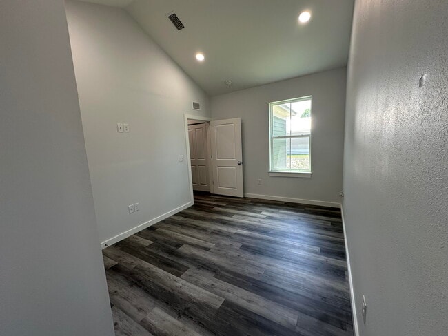 Building Photo - 534 N Raphael Rd